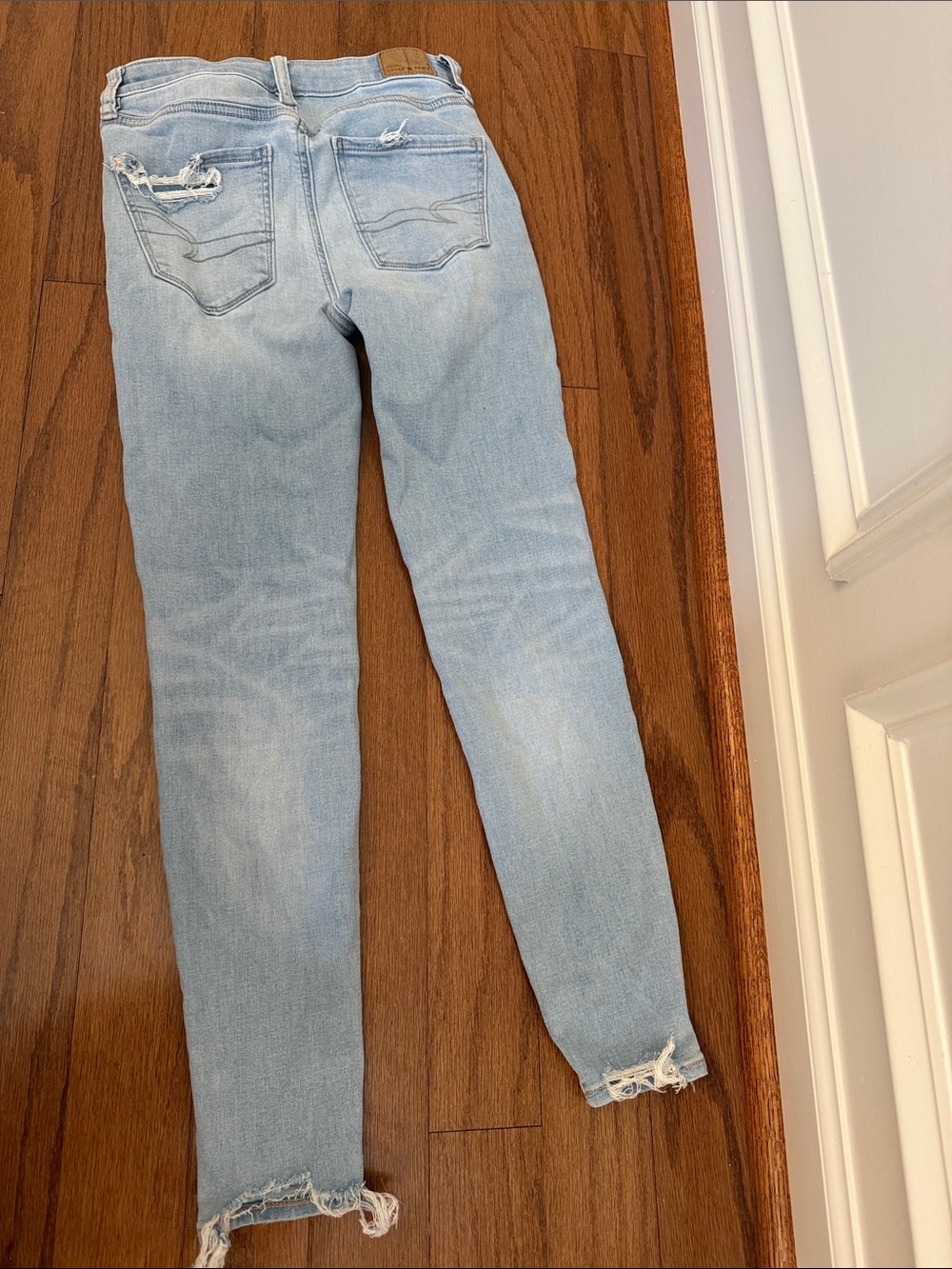 Skinny Jeans Must Have 🦋 Light Wash AE American Eagle Short Ripped Jegging - Picture 4 of 5